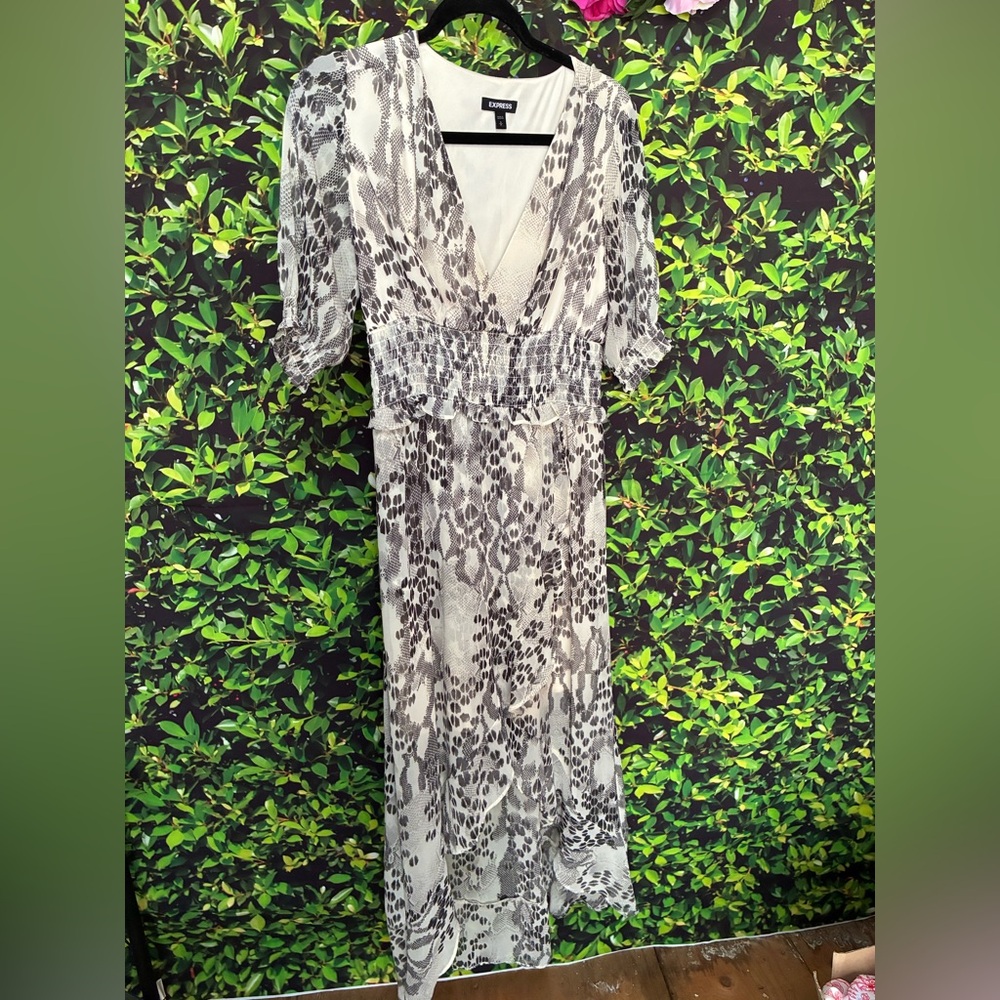 Express Black and White Sheath Dress with Flutter Sleeves
